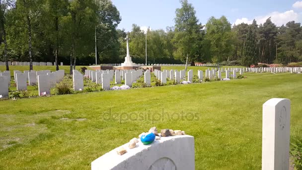 Cimitero di guerra canadese a Holten — Video Stock