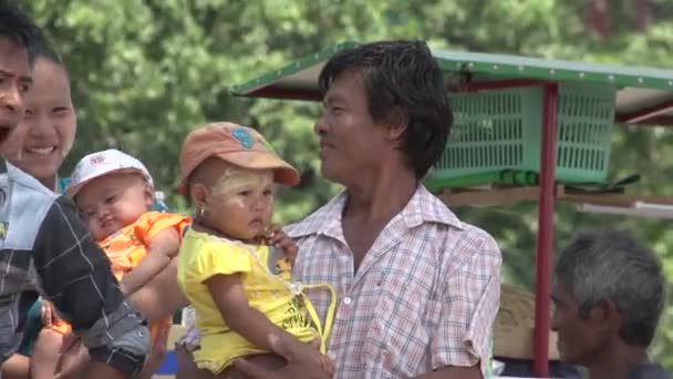 Yangon, mãe e pai com filhos — Vídeo de Stock