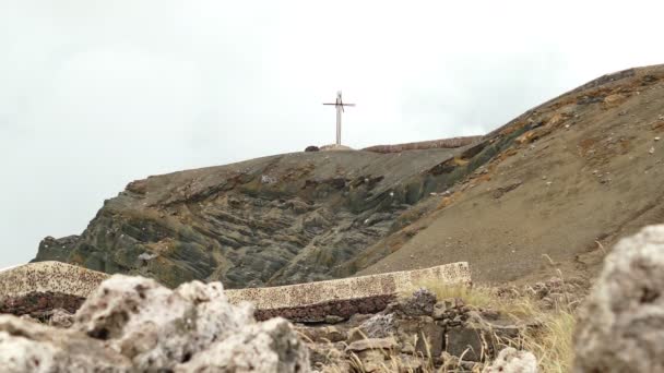 Cross at hill of Masaya vulcano — Stock Video