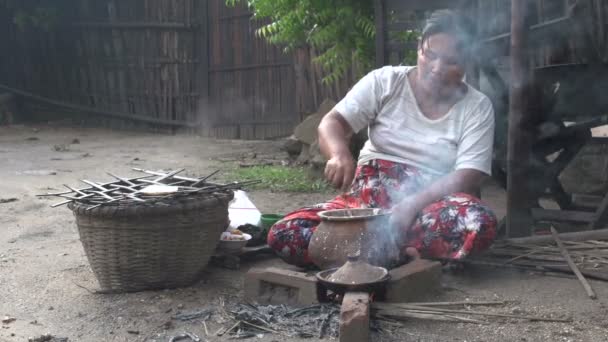 Femme faisant des crêpes — Video