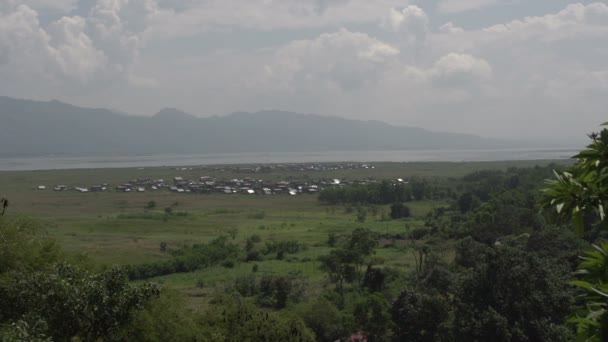 Cavalcando sul fiume Nyaung Shwe — Video Stock