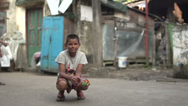 Yangon, pojke poser för kamera — Stockvideo