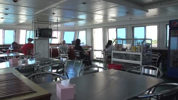 Persone all'interno della nave da crociera — Video Stock