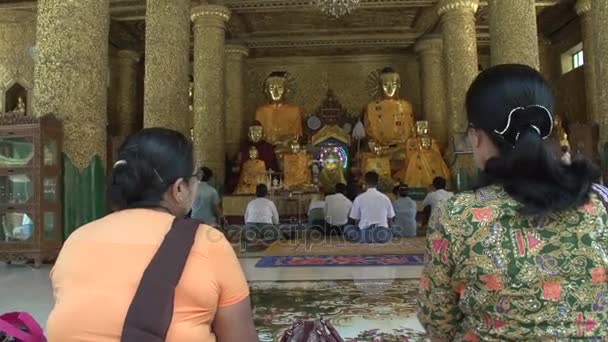 Pessoas orando a estátuas de Buda — Vídeo de Stock