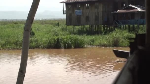 Cavalcando sul fiume Nyaung Shwe — Video Stock