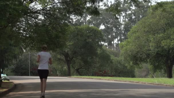 Correndo mulher no parque Ibirapuera — Vídeo de Stock