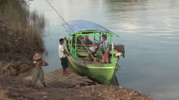 Inwa Ava, chegou ferryboat — Vídeo de Stock