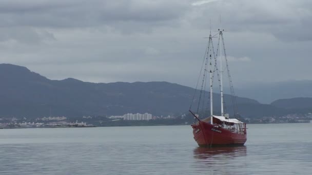 Beelden Van Florianopolis Rode Boot Zee — Stockvideo