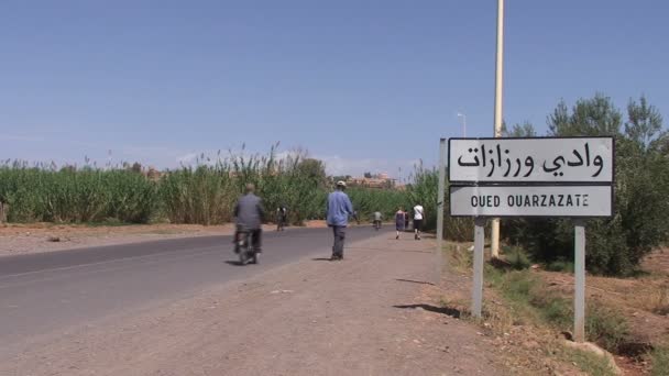 Σημάδι του Ouarzazate, κατασκήνωσης/του κάμπινγκ — Αρχείο Βίντεο