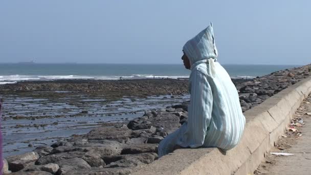 Islamic woman at beach — Stock Video