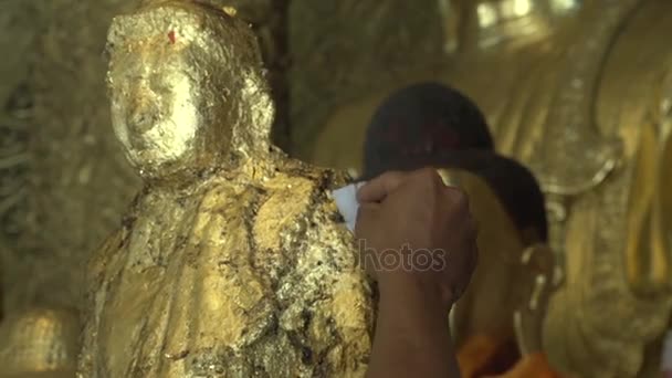 Worshiper plakken Gouden Boeddha — Stockvideo