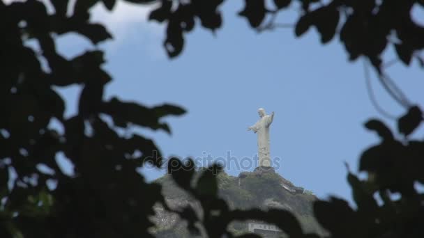 Cristo Redentor en el cielo nublado — Vídeo de stock