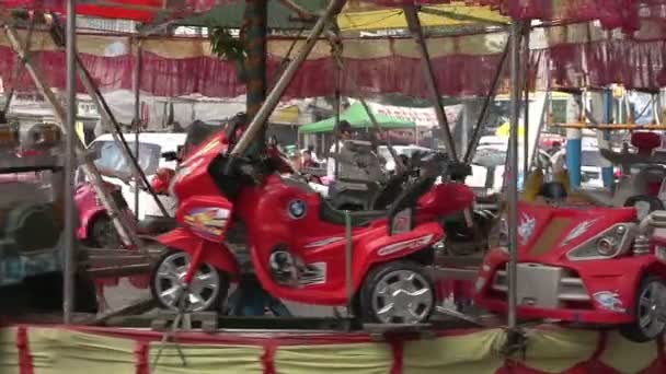Yangon, crianças em carrossel na feira — Vídeo de Stock
