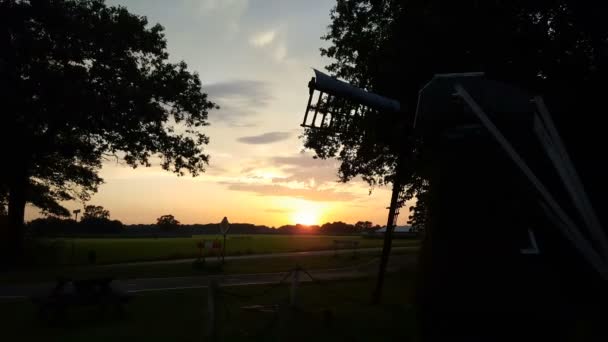 Coucher de soleil derrière un petit moulin hollandais — Video