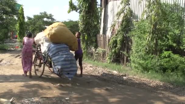 マンダレー 自転車でゴミ袋を持つ女の子 — ストック動画