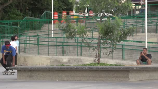 Sao Paulo, skateboarden in park — Stockvideo