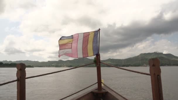 Buddha flagga på framsidan av båt — Stockvideo