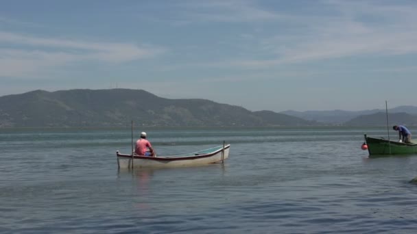 Лагуна, рибалок на човнах — стокове відео