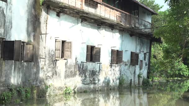 Yangon, vieil immeuble au bord de l'eau — Video