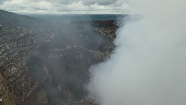 Krater van de vulkaan Masaya — Stockvideo