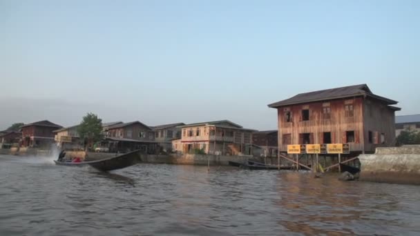 Nyaung Shwe Nehri üzerinde sürme — Stok video