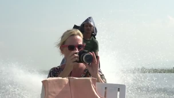 Mulher fazendo fotos em barco longo — Vídeo de Stock