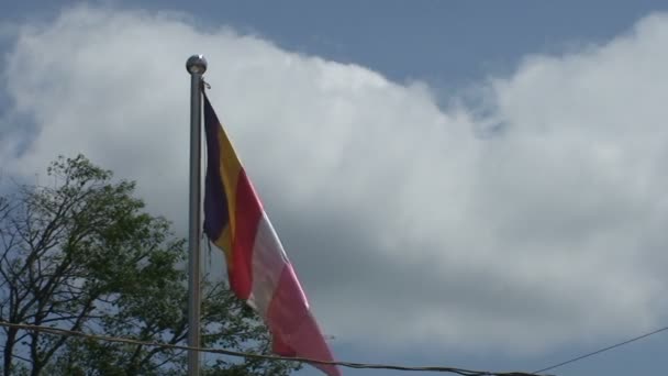 Pathein, boeddhistische vlag zwaaide — Stockvideo