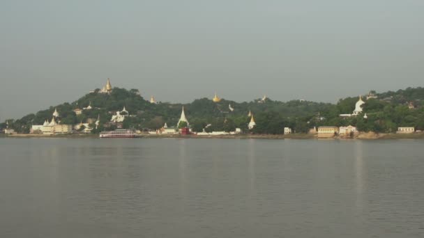 Řeky Ayeyarwady, pagody pozorování krajiny — Stock video