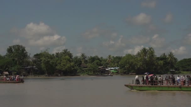 Transbordadores que pasan por el río Irrawady — Vídeo de stock