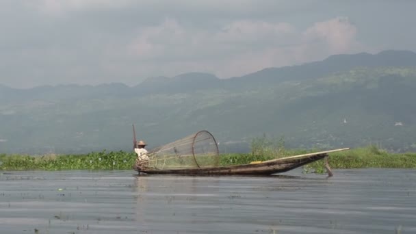 Fisher hombre con barco en el río — Vídeos de Stock