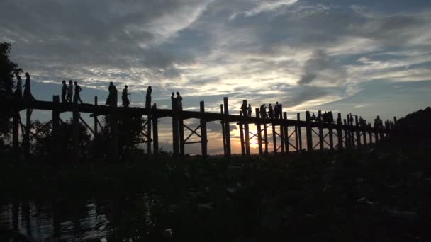 Amarapura, zachód słońca na U-bein bridge — Wideo stockowe