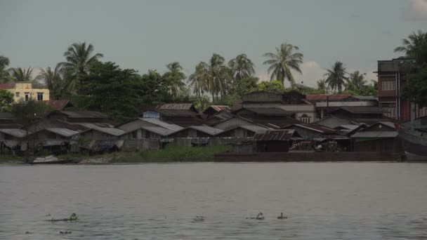 Лодка у реки Иравади — стоковое видео