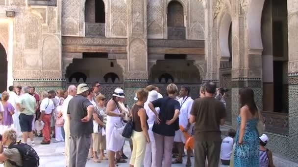 Personer vid moskén i Rabat — Stockvideo
