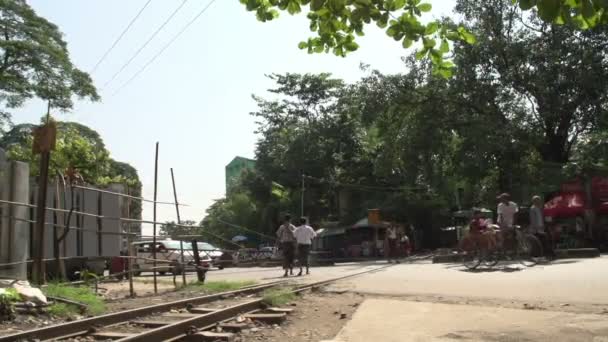 Vecchio treno nelle strade di Yangon — Video Stock