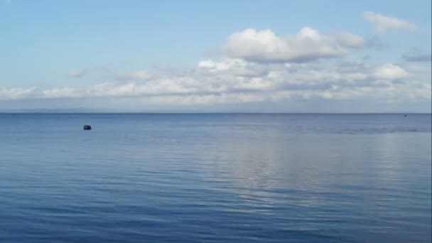 Vista del lago desde tierra firme — Vídeos de Stock