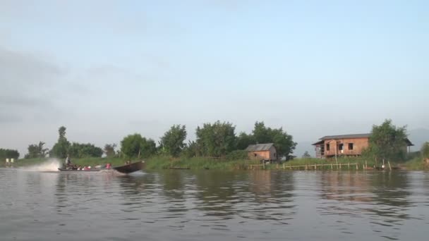 Nyaung Shwe Nehri üzerinde sürme — Stok video