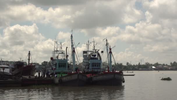 Fiskebåtar vid floden Irrawaddy — Stockvideo