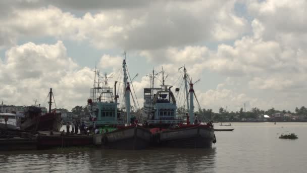 Barcos de pesca no rio Irrawaddy — Vídeo de Stock