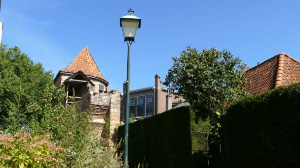 Casa histórica y muralla en Zutphen — Vídeos de Stock