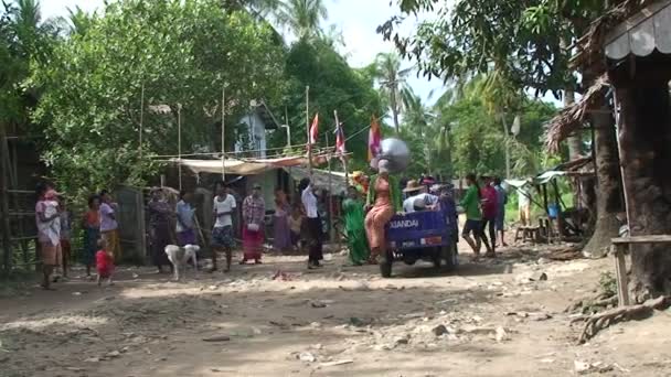 Mulheres coletar dinheiro para a festa — Vídeo de Stock