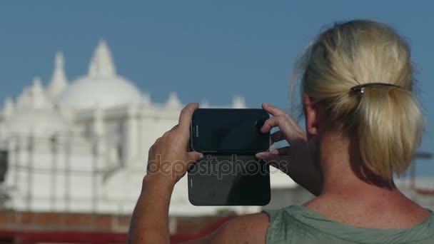 Mujer tomando fotos — Vídeo de stock