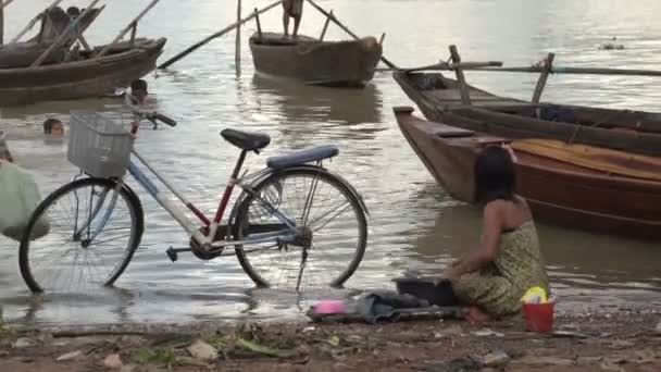 Meisje doet de Wasserij in de rivier — Stockvideo