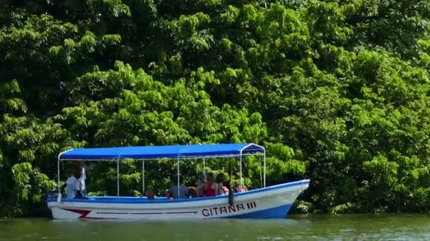 A turisták a monkey island Boat — Stock videók