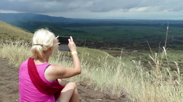 Mujer rubia tomando fotos — Vídeo de stock