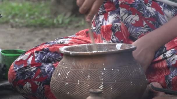 Mujer haciendo panqueques — Vídeo de stock