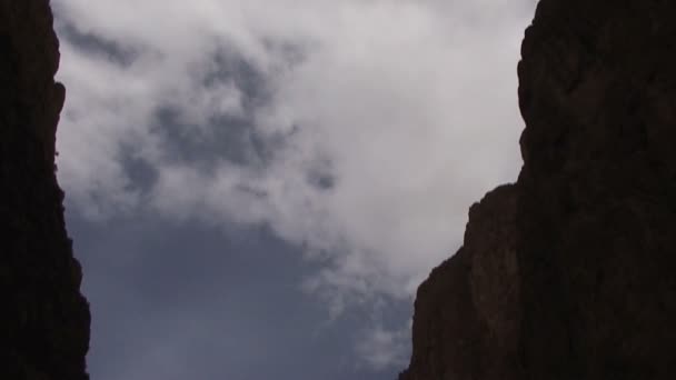 Todra Gorge, rio, inclinação para baixo — Vídeo de Stock