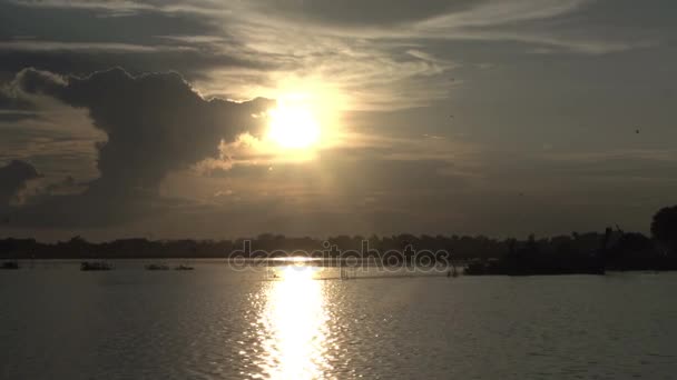 Amarapura, zonsondergang bij U-bein brug — Stockvideo