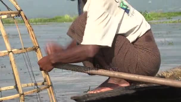 Fisher hombre con barco en el río — Vídeo de stock