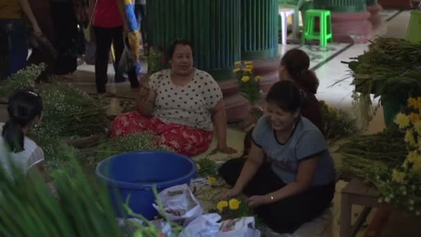 Vendedores de flores em Shwedagon Pagoda — Vídeo de Stock