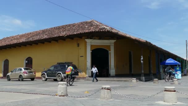 Casas coloniais na rua Calazada — Vídeo de Stock